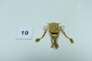 1 motif de collier cravache en or orné de pierres (pampilles cassées et chaton vide). Pour la casse. PB 26,2g