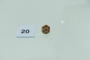 1 bague en or à décor floral orné de petites pierres rouges (2 chatons vides,Td52). PB 6,6g