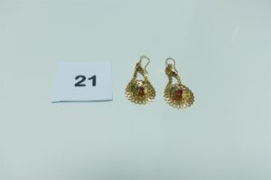 2 pendants en or ornés d'une petite pierre rouge. PB 5,4g