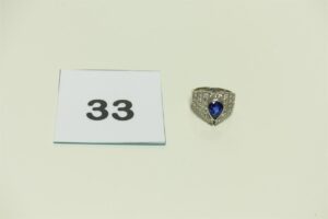 1 bague en or ornée d'une pierre bleue entourée de petits diamants (Td47). PB 5,1g