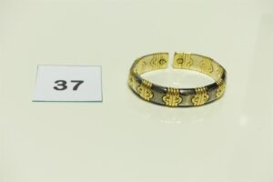 1 bracelet gourmette rigide bicolore ouverte en or (diamètre 6cm). PB 55,4g