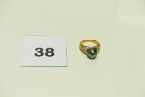 1 bague en or rehaussée d'une perle grise épaulée de petits diamants (voir perle de Tahiti, Td53). PB 6,1g