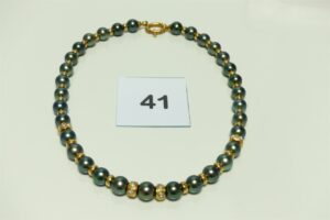 1 collier en or rehaussé de perles de tahiti et de motifs or dont 4 ornés de petits diamants (L40cm, le tout monté sur fil). PB 47,2g