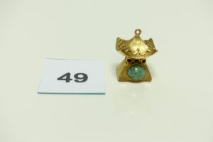 1 pendentif en or à décor d'un temple orné de 2 pierres vertes (voir jade). PB 18,7g