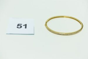 1 bracelet articulé ouvrant en or orné de petits diamants en tour complet (diamètre 6,5cm). PB 13,3g