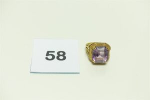1 bague en or rehaussée d'une pierre violette (Td54). PB 11g