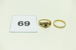 1 bague en or ornée petites pierres bleues et petits diamants (Td55) et 1 alliannce ouvragée en or (Td55). PB 6g