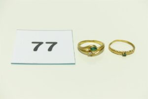 2 bagues en or (1 ornée d'une petite pierre verte et d'un petit diamant Td52)(1 ornée d'une petite pierre verte Td52). PB 3,7g