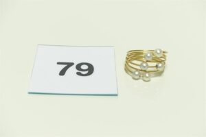 1 bague en tourbillon ou ressort ornée de 6 petites perles (Td52). PB 2,9g