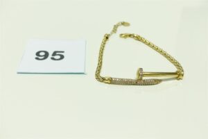 1 bracelet maille souple en or motif central rigide et orné de petites pierres (1 chaton vide, L18cm). PB 7,4g