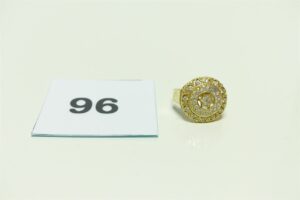 1 bague en or motif central floral et orné de petites pierres (Td56). PB 4,2g