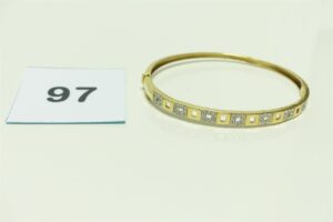 1 bracelet rigide ouvrant en or motif central orné de petites pierres (diamètre 5,5/6cm). PB 10,5g