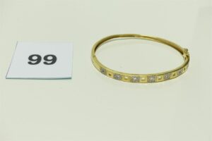 1 bracelet rigide ouvrant en or motif central orné de petites pierres (un peu cabossé, diamètre 5/6cm). PB 10,2g