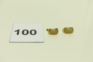 2 boucles en or ornées d'un pavage de petites pierres. PB 3,6g