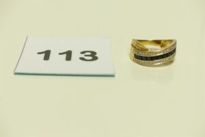 1 bague en or ornée d'un rang de pierres bleues et 2 rangs de petits diamants (td55). PB 4,9g