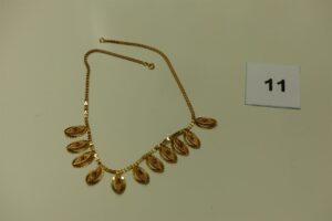 1 collier draperie en or orné de petites pierres roses (L38cm). PB 12,3g