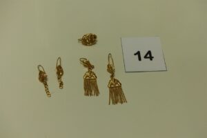 4 pendants en or (2 ornés d'une pierre et d'une pampille)(2 à décor floral avec pampille attache cassée) et 1 boucle abîmée à décor floral en or. PB 7,5g