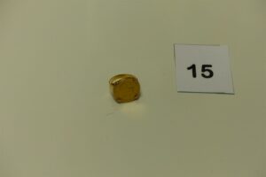 1 bague en or sertie d'une pièce de 10 Frs (Td56). PB 6,6g