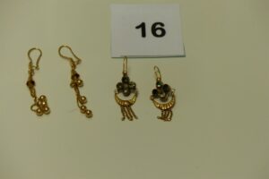 2 paires de pendants en or (1 ornée de petites pierres 1 chaton vide et abimée)(1 à décor de boules). PB 7,7g