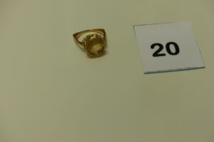1 bague en or rehaussée d'une grosse pierre jaune (Td55). PB 6g