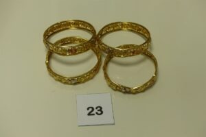 4 bracelets rigides très abîmés en or à décor de motif bicolore (diamètre 6,5cm). PB 27,1g