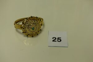 1 bracelet en or rigide articulé et ouvrant motif central floral (abîmé) et orné de pierres (diamètre 5,5/6cm). PB 18,7g