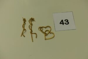 2 pendants en or (1 tige cassée) et 1 pendentif double coeurs en or. PB 3,9g