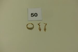 1 bague en or ornée de 3 petits diamants (Td52) et 2 pendants en or ornés d'une pierre (manque systèmes). PB 2,6g