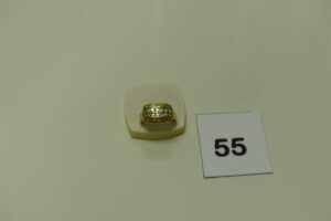 1 bague en or ornée d'un pavage de petits diamants (Td58). PB 8,1g