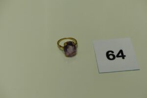 1 bague en or rehaussée d'une pierre violette (Td52). PB 5g