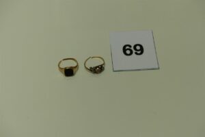 1 chevalière fendue en or ornée d'un intaille (Td50) et 1 bague en or et platine cassée. PB 3,8g
