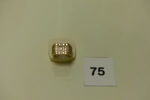 1 chevalière en or ornée d'un pavage de diamants environ 2 cts le tout (Td60). PB 27,2g