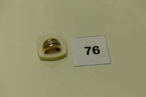 1 bague en or ornée de 3 rangs de petits diamants (Td53). PB 5,1g