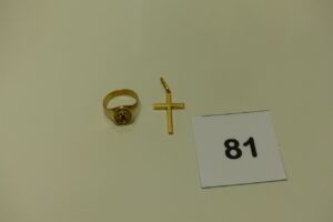 1 chevalière en or motif central à décor d'une ancre (Td55) et 1 croix en or (1 peu cabossé). PB 6,8g