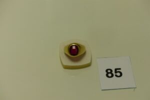 1 chevalière en or ornée d'une pierre centrale rouge (Td65). PB 13,2g