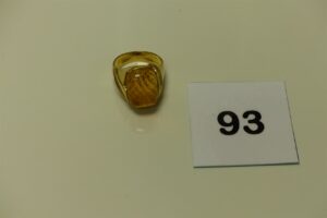 1 bague en or ornée d'une grosse pierre ambrée (Td61). PB 12g