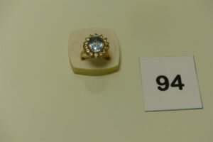 1 bague en or ornée d'une grosse pierre bleue entourage pierres blanches (Td58). PB 9,1g