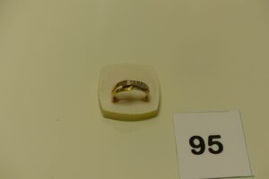 1 bague en or signée Guy Laroche et ornée d'un rang de petits diamants (Td60). PB 3,3g