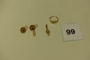 2 pendants ornés d'une petite pierre (manque 1 pampille) et 1 pendentif à motif filigrané. Le tout en or. PB 3,5g et 1 bague en alliage 9K ornée d'un petit diamant (Td55). PB 1,9g