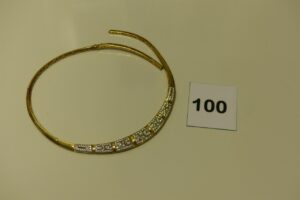 1 collier maille articulée en or motif central orné de pierres (diamètre 13cm environ, à réparer). PB 29,8g