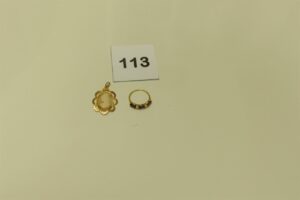 1 bague en or ornée de 3 pierres violettes (Td52) et 1 pendentif monture en or sertie d'un camée. PB 4,1g