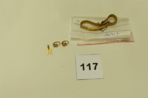 1 pendentif lettre M en or et 1 paire de boucles en or motif central émaillé. PB 2,1g + 1 bracelet en métal