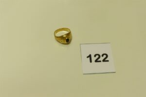 1 chevalière en or centrée d'une pierre bleue (monture un peu cabossée,Td62). PB 5,5g