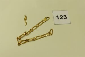 1 bracelet maille alternée (L22cm) et 1 pendentif piment ( 1 peu cabossé). Le tout en or. PB 28,1g