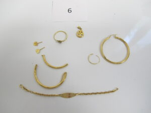 1 Lot de bijoux en or cassés(composé de 1 bracelet d'identité,1 créole,1 bris d'or,1 bris d'or,1 bague,1 pendentif,1 créole,2 boucles).PB total 8,27g.