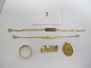 1 Médaille de la vierge en or,1 broche en or avec les lettres "JJM",1 bracelet en or d'identité gravé Monique(L13cm),1 bracelet en or d'identité gravé Jean Jacques(L10,5cm),1 Alliane large en or (TD55).PB 10g
