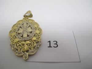 1 Pendentif en or orné de pierres blanches (H 7,5cm).PB 13,2g.