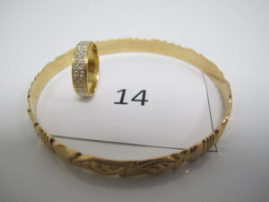 1 Bracelet en or rigide ciselé(D6,5cm), 1 alliance 2 ors(TD52).PB 25,3g.