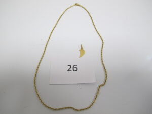 1 Chaine en or(L42cm),1 pendentif en or en forme de demi-coeur.PB 7,19g.