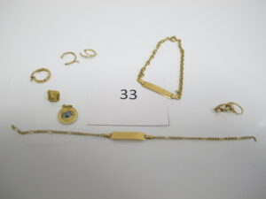 1 Bracelet en or d'identité(L17cm),1 lot de bijoux en or cassé composé de : 1 bracelet d'identité,1 pendentif à motif d'un oeil,2 dormeuses avec perles 2 créoles,1 créole,1 bris d'or. PB total 9,15g.